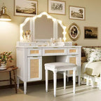 Okak Coiffeuse avec Miroir Triple et 3 Modes d'Éclairage, Station de Recharge, Tabouret Rembourré, Table de Maquillage pour Chambre, Blanc