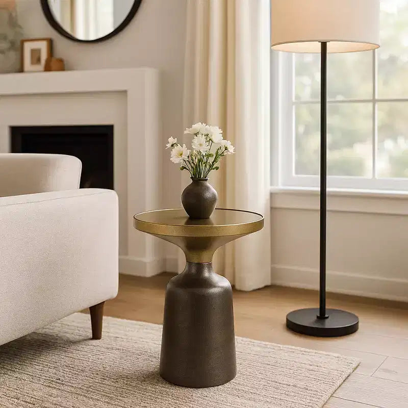 Table d'appoint, table de chevet ou petite table de nuit remarquable pour la décoration intérieure - Table d'appoint bicolore en métal avec plateau en marbre pour petits espaces