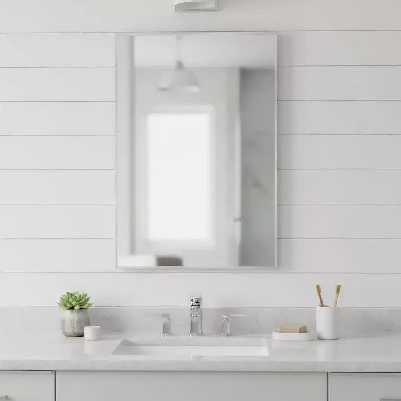 Miroir de salle de bain HomeRoots 38 avec cadre en aluminium argenté