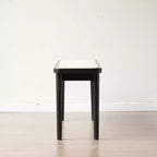 Banc de salle à manger GDFStudio Rohit Farmhouse 47 en bois de chêne avec détails en rotin