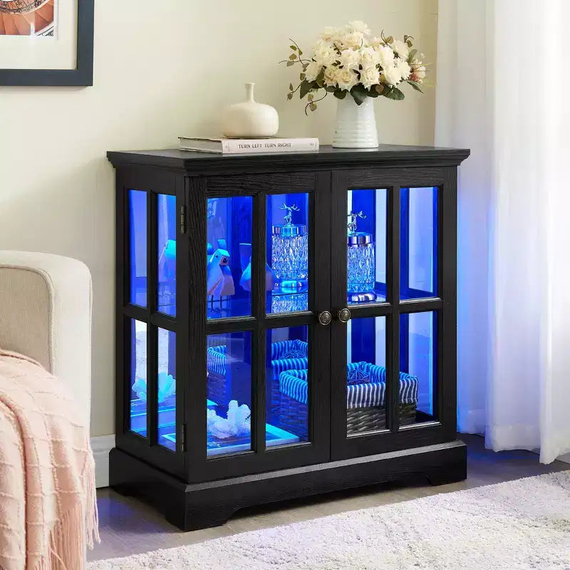 Vitrine d'exposition LED antique avec portes persiennes, étagères réglables et contrôle Bluetooth pour un design rétro
