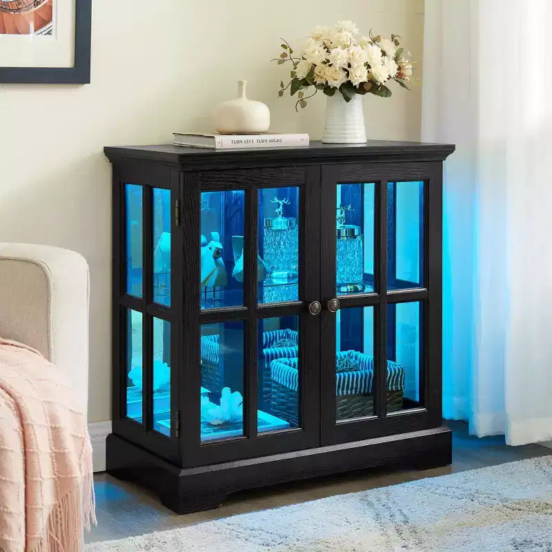 Vitrine d'exposition LED antique avec portes persiennes, étagères réglables et contrôle Bluetooth pour un design rétro