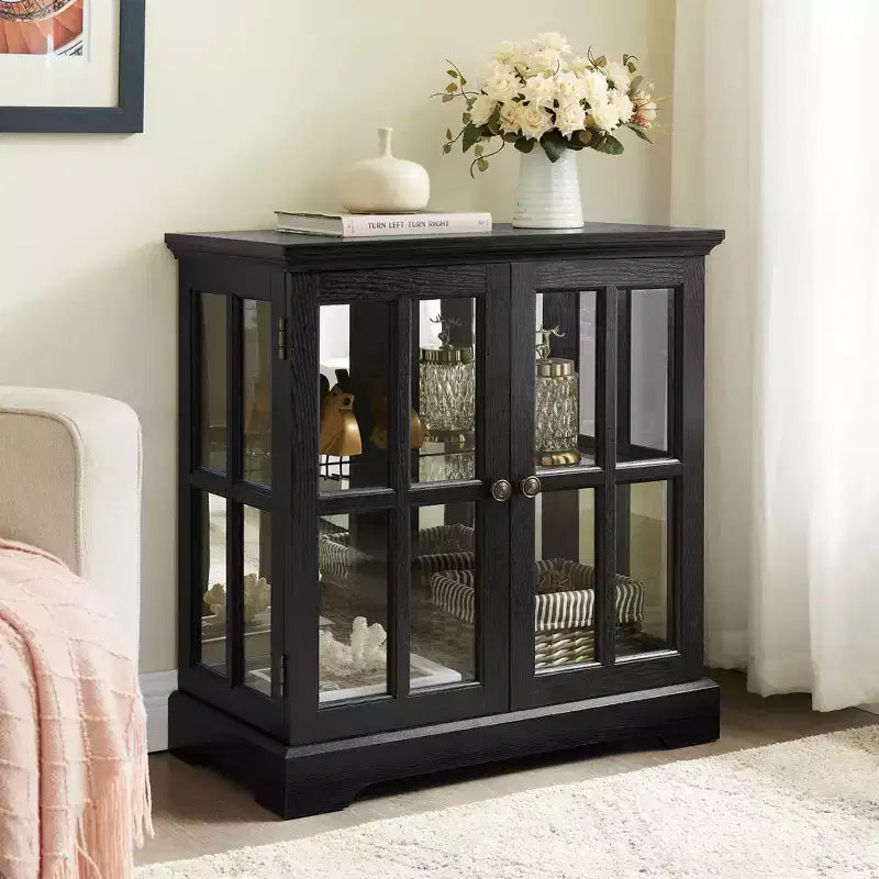 Vitrine d'exposition LED antique avec portes persiennes, étagères réglables et contrôle Bluetooth pour un design rétro