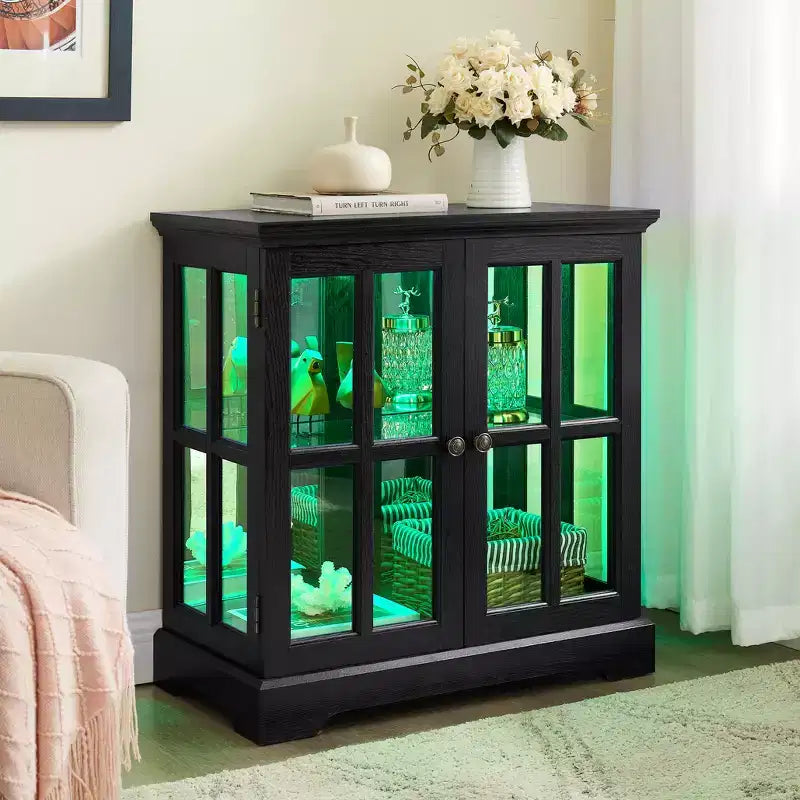 Vitrine d'exposition LED antique avec portes persiennes, étagères réglables et contrôle Bluetooth pour un design rétro