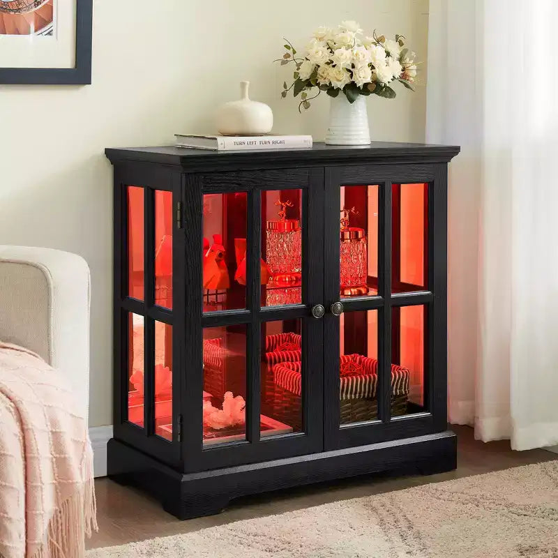 Vitrine d'exposition LED antique avec portes persiennes, étagères réglables et contrôle Bluetooth pour un design rétro