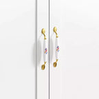 Armoire 3 portes blanche Famapy : Poignées en céramique florales + Espaces penderie et rangement. Dressing spacieux pour chambres.