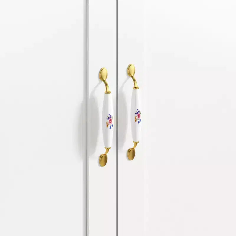 Armoire 3 portes blanche Famapy : Poignées en céramique florales + Espaces penderie et rangement. Dressing spacieux pour chambres.
