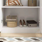 Armoire 3 portes blanche Famapy : Poignées en céramique florales + Espaces penderie et rangement. Dressing spacieux pour chambres.