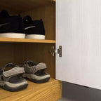 JVNOXK Meuble à chaussures à quatre niveaux, étagère à chaussures autoportante en bois, avec deux portes d'armoire blanches et des étagères réglables, idéal pour les entrées