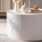 Table d'appoint ronde avec relief artisanal et base piedestal robuste, aucun assemblage requis