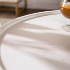 Table d'appoint ronde avec relief artisanal et base piedestal robuste, aucun assemblage requis