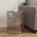 HomeRoots 26 Table d'appoint ronde en aluminium argenté à croisillons ouverts
