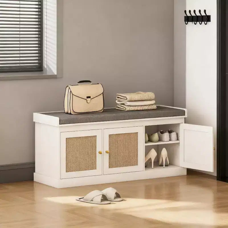 Banc de rangement pour chaussures de style campagnard avec portes en rotin tressé, petit banc d'entrée avec coussin amovible en lin pour petits espaces - Panipeachy