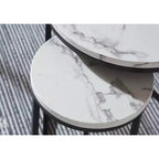 Signature Design by Ashley Ensemble table gigogne et pouf Jusmour, plateau imitation marbre avec cadre noir