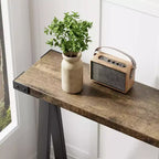 Console d'entrée fine à double niveau avec étagères de rangement, cadre en métal durable et pieds en V, adaptée aux salons, couloirs ou foyers.