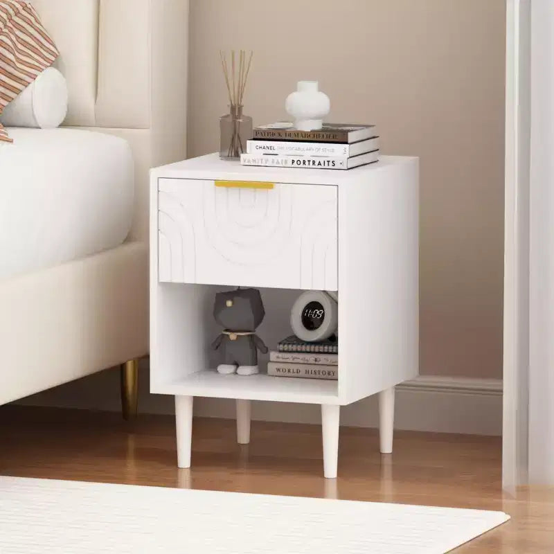 JVNOXK Table de Chevet Moderne de 58 cm avec un Tiroir Spacieux et une Étagère Ouverte, Poignée Décorative Dorée, pour Chambre et Salon, Blanc