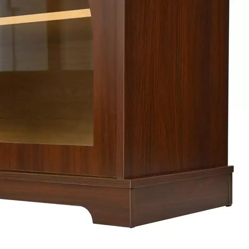 Meuble TV style ferme JVNOXK avec portes vitrées semi-cintrées, pouvant accueillir des téléviseurs jusqu'à 70 pouces. Buffet aspect bois avec étagères réglables, Noyer