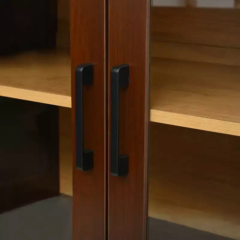 Meuble TV style ferme JVNOXK avec portes vitrées semi-cintrées, pouvant accueillir des téléviseurs jusqu'à 70 pouces. Buffet aspect bois avec étagères réglables, Noyer