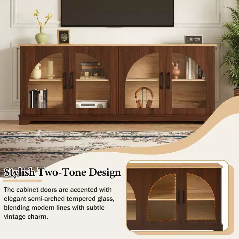 Meuble TV style ferme JVNOXK avec portes vitrées semi-cintrées, pouvant accueillir des téléviseurs jusqu'à 70 pouces. Buffet aspect bois avec étagères réglables, Noyer