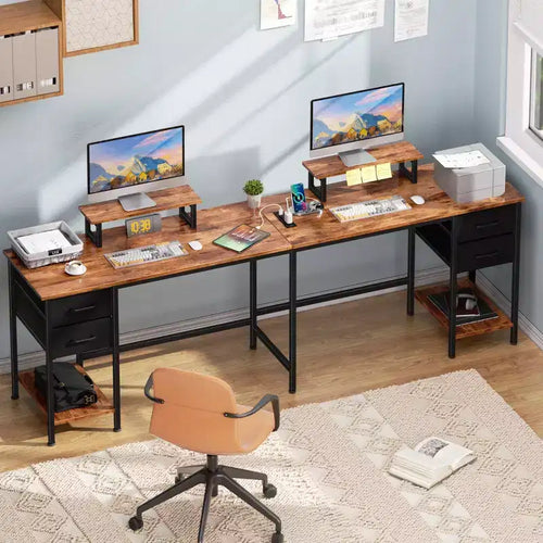 Bureau d'angle en forme de L brun rustique de 59 pouces avec station de charge, bureau de jeu pour deux personnes, 4 tiroirs, 2 supports d'écran, poste de travail de bureau à domicile