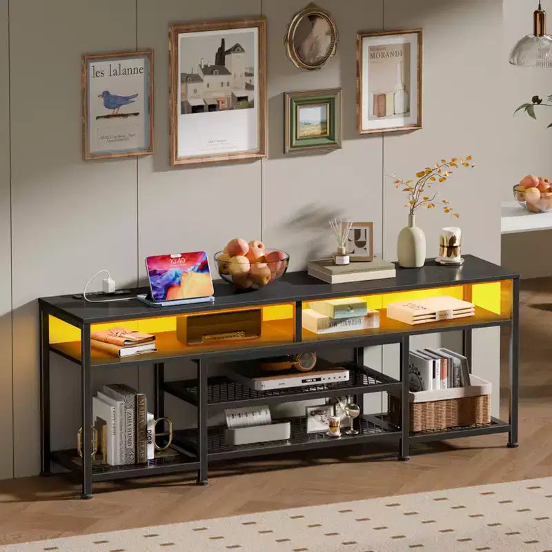Meuble TV noir Qwatto de 160 cm avec station de charge, lumières LED, meuble de divertissement pour TV jusqu'à 70 pouces, étagères de rangement pour console multimédia, salon