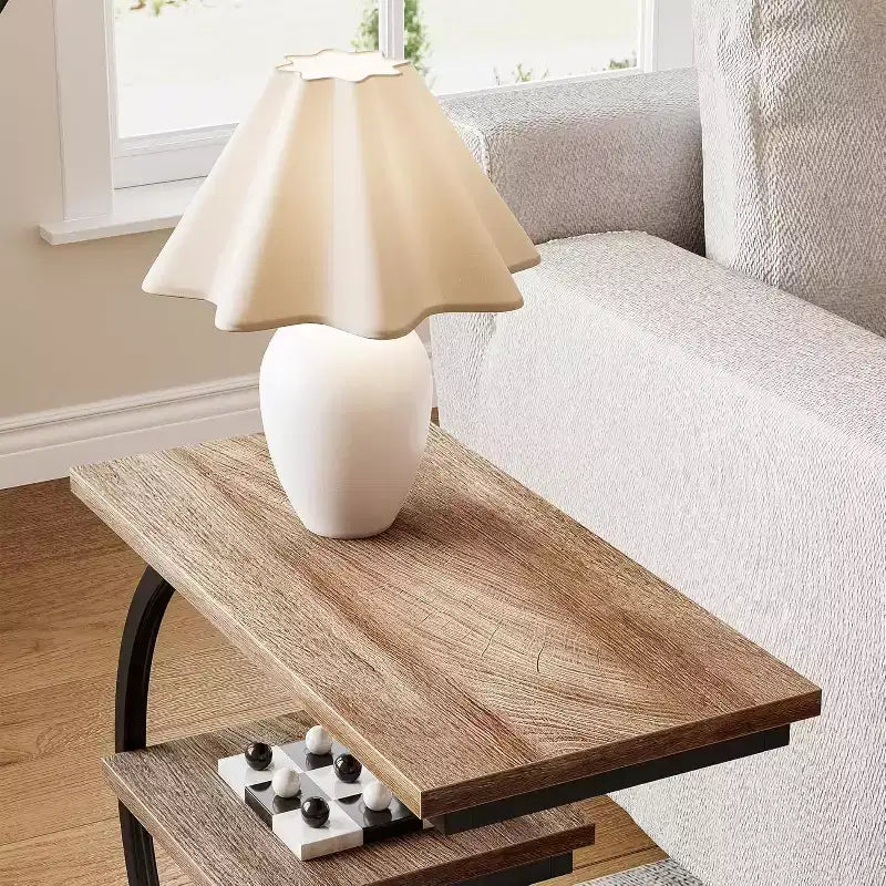 Table d'appoint étroite en C industrielle Lantine avec 3 étagères de rangement, plateau en bois et cadre en métal noir, idéale pour le salon, finition chêne.