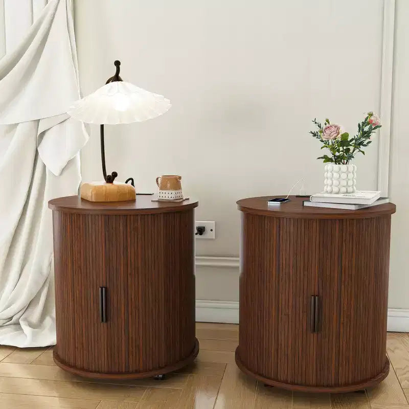 Table de chevet moderne du milieu du siècle avec station de charge, porte coulissante, finition noyer ronde/cylindrique (W2700P385517)