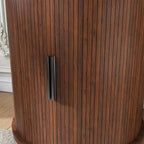 Table de chevet moderne du milieu du siècle avec station de charge, porte coulissante, finition noyer ronde/cylindrique (W2700P385517)