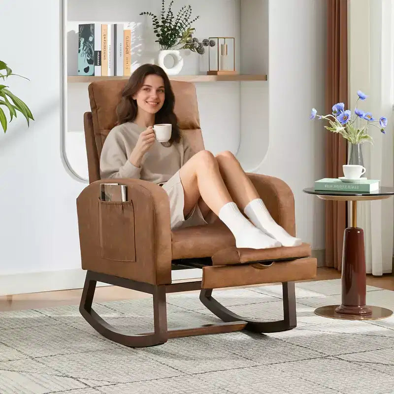Fauteuil à bascule de puériculture avec repose-pieds réglable – Rocker planeur capitonné avec poche latérale pour salon, chambre, chambre de bébé