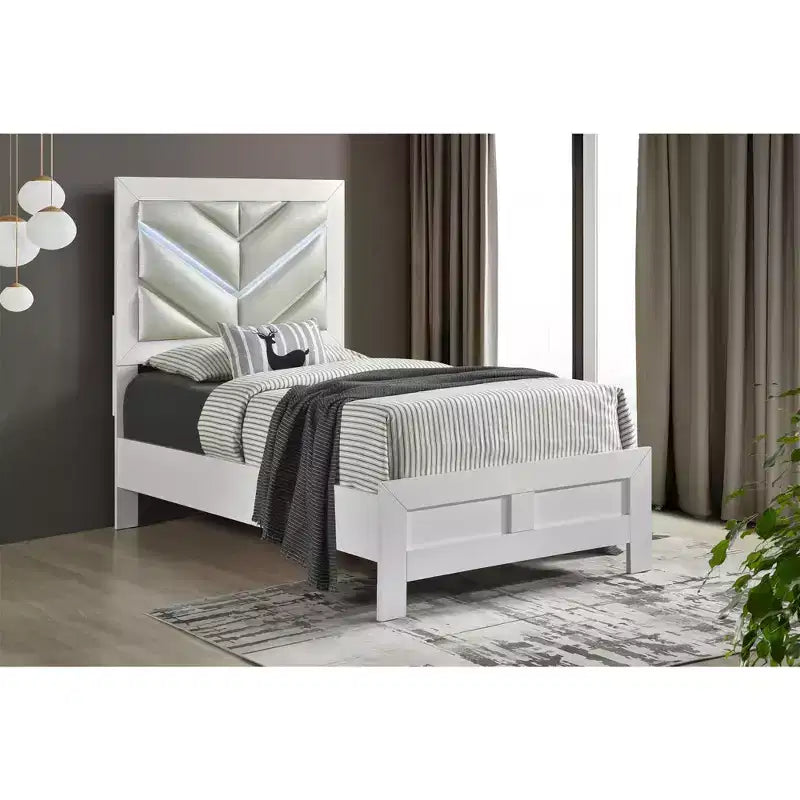 Lit panneau double Passion Furniture Moreland en bois blanc étincelant