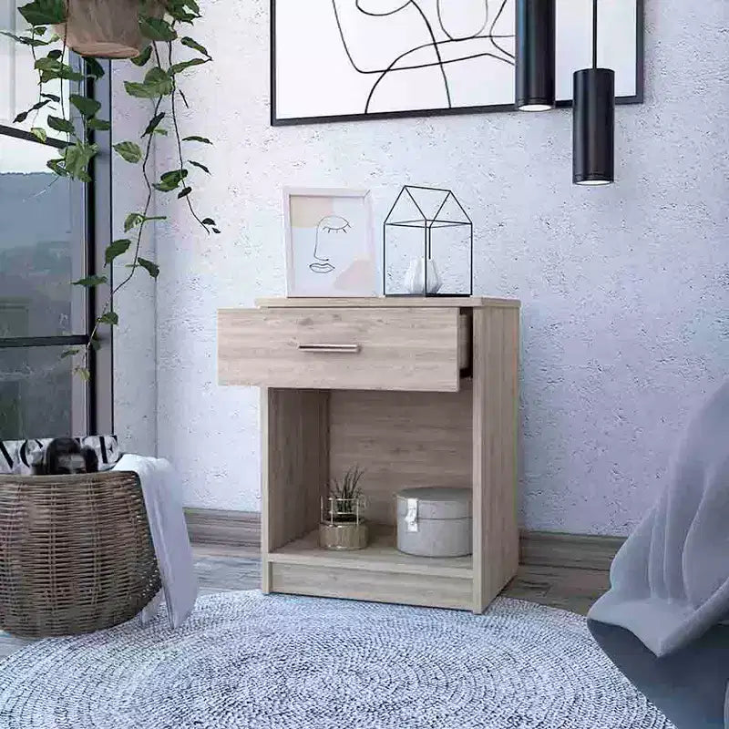 Conçue pour un usage quotidien, cette table de chevet Pictor avec un tiroir, une étagère inférieure et un plateau supérieur offre un look moderne et un rangement fonctionnel.