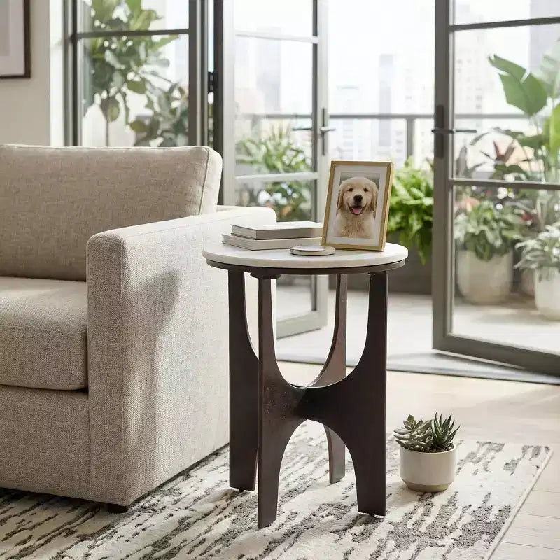 Table d'appoint contemporaine ronde avec plateau en marbre et base en métal pour la décoration intérieure - Table d'appoint étroite sculpturale pour petits espaces - 22, Blanc et bronze