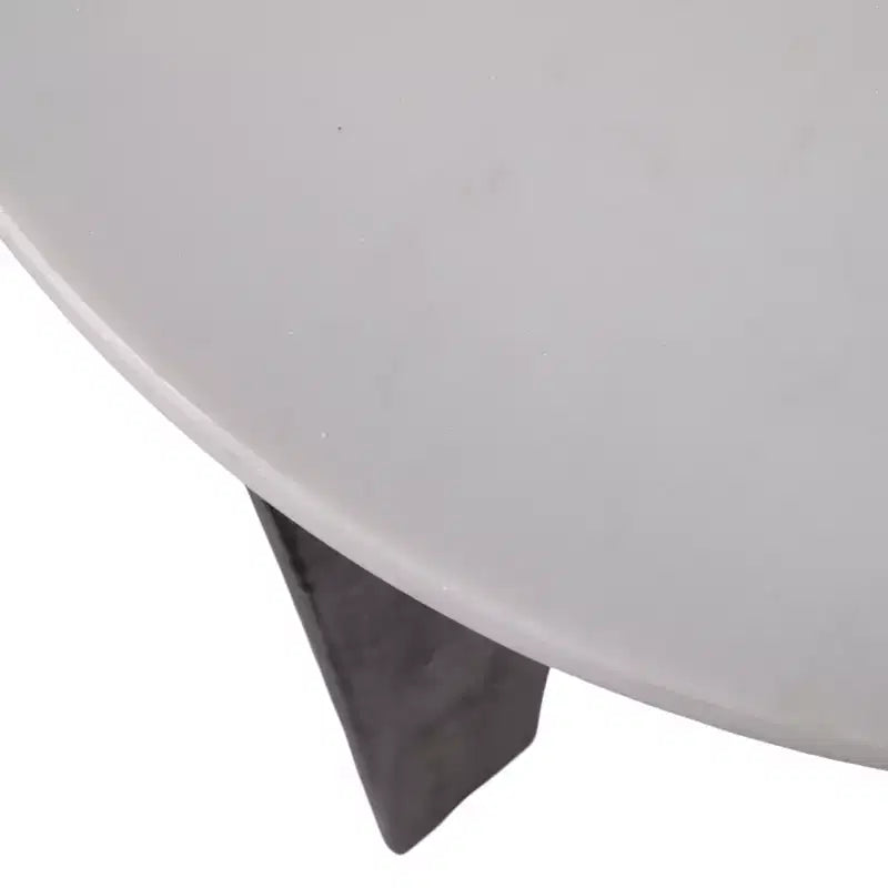Table d'appoint contemporaine ronde avec plateau en marbre et base en métal pour la décoration intérieure - Table d'appoint étroite sculpturale pour petits espaces - 22, Blanc et bronze
