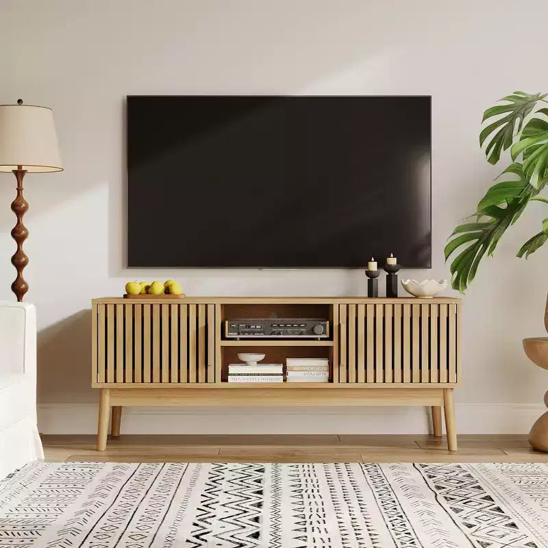 Meuble TV Boho Moderne pour Salon Table Console Multimédia avec Portes Cannelées, Étagères Ouvertes, Meuble de Rangement Convient aux Téléviseurs Jusqu'à 50 Pouces