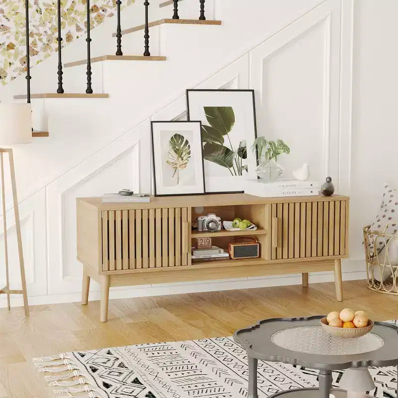Meuble TV Boho Moderne pour Salon Table Console Multimédia avec Portes Cannelées, Étagères Ouvertes, Meuble de Rangement Convient aux Téléviseurs Jusqu'à 50 Pouces