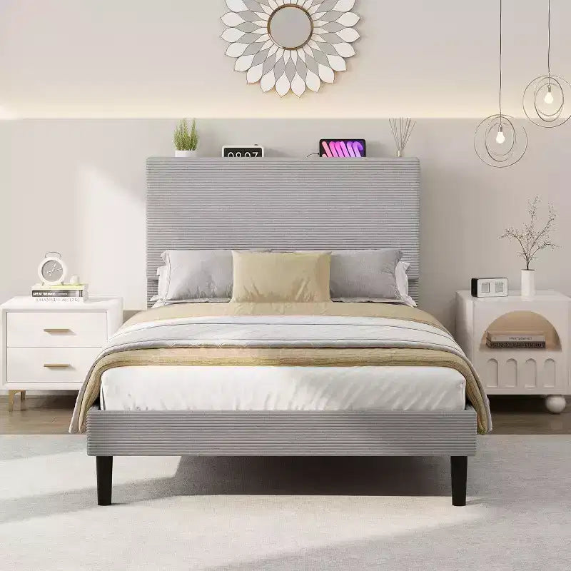 Cadre de lit plateforme rembourré en velours côtelé GustoWave avec tête de lit et station de recharge