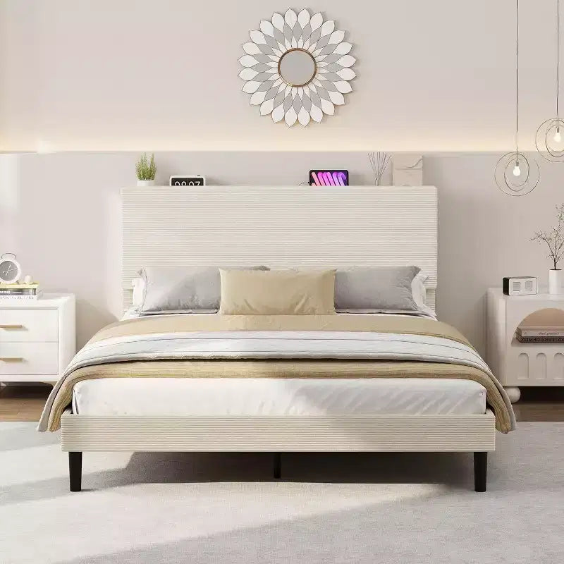 Cadre de lit plateforme rembourré en velours côtelé GustoWave avec tête de lit et station de recharge