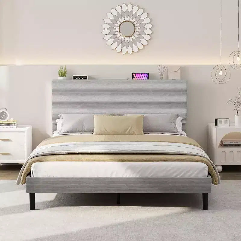 Cadre de lit plateforme rembourré en velours côtelé GustoWave avec tête de lit et station de recharge