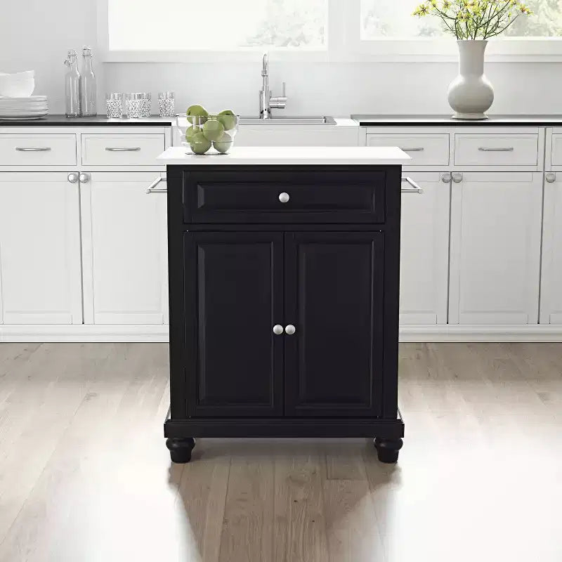 Chariot de cuisine compact avec plateau en granit Cambridge noir/blanc - Crosley : Cadre en bois d'hévéa, porte-serviettes, étagères de rangement
