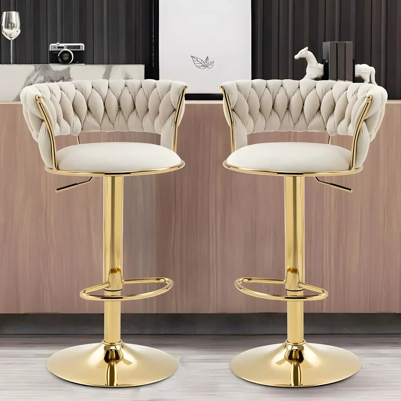 Tabouret de bar réglable pivotant à dossier bas et base dorée