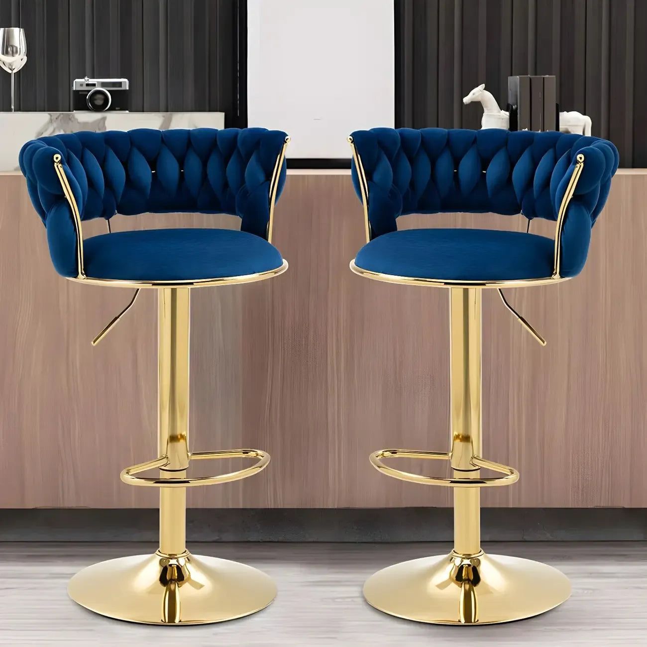Tabouret de bar réglable pivotant à dossier bas et base dorée