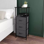 Table de chevet Emma et Oliver avec 3 tiroirs en tissu, station de charge avec 2 ports USB/prise de courant, dessus en bois composite, poignées en bois, cadre en métal