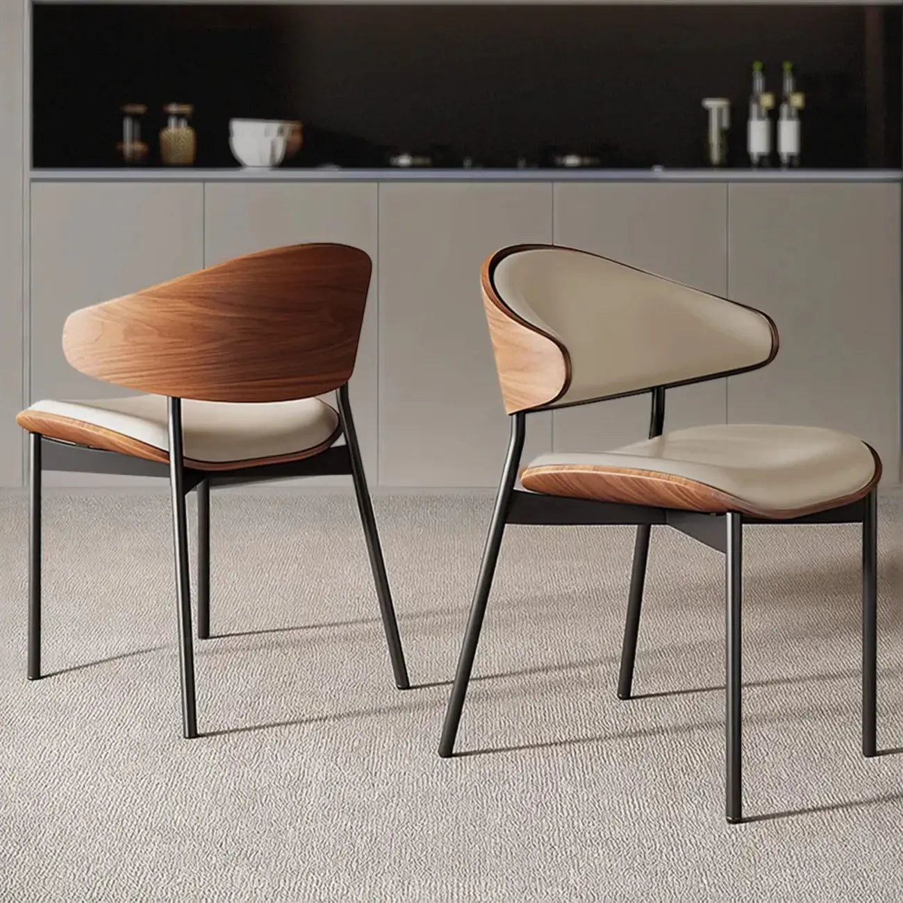 Chaise de salle à manger à dossier incurvé en cuir noir