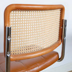 Chaise de salle à manger moderne en similicuir marron avec dossier tissé et piètement cantilever