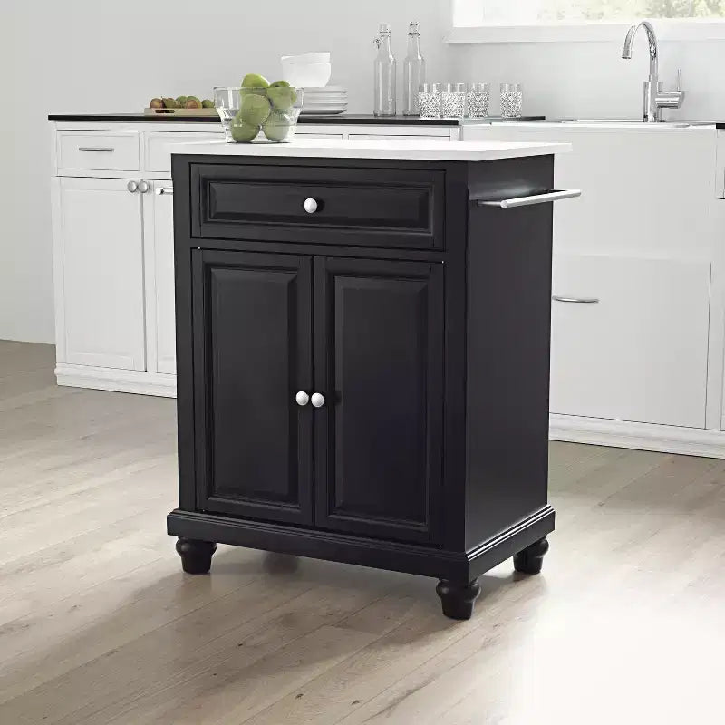 Chariot de cuisine compact avec plateau en granit Cambridge noir/blanc - Crosley : Cadre en bois d'hévéa, porte-serviettes, étagères de rangement