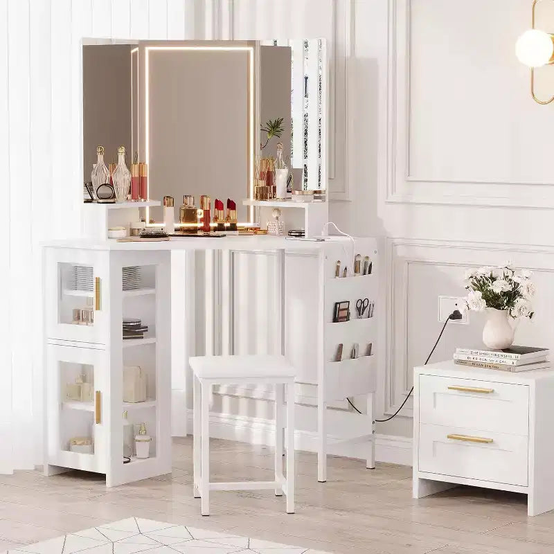 Coiffeuse d'angle avec miroir triptyque, station de charge, armoire de rangement, sac de rangement et tabouret, coiffeuse d'angle compacte pour chambre à coucher