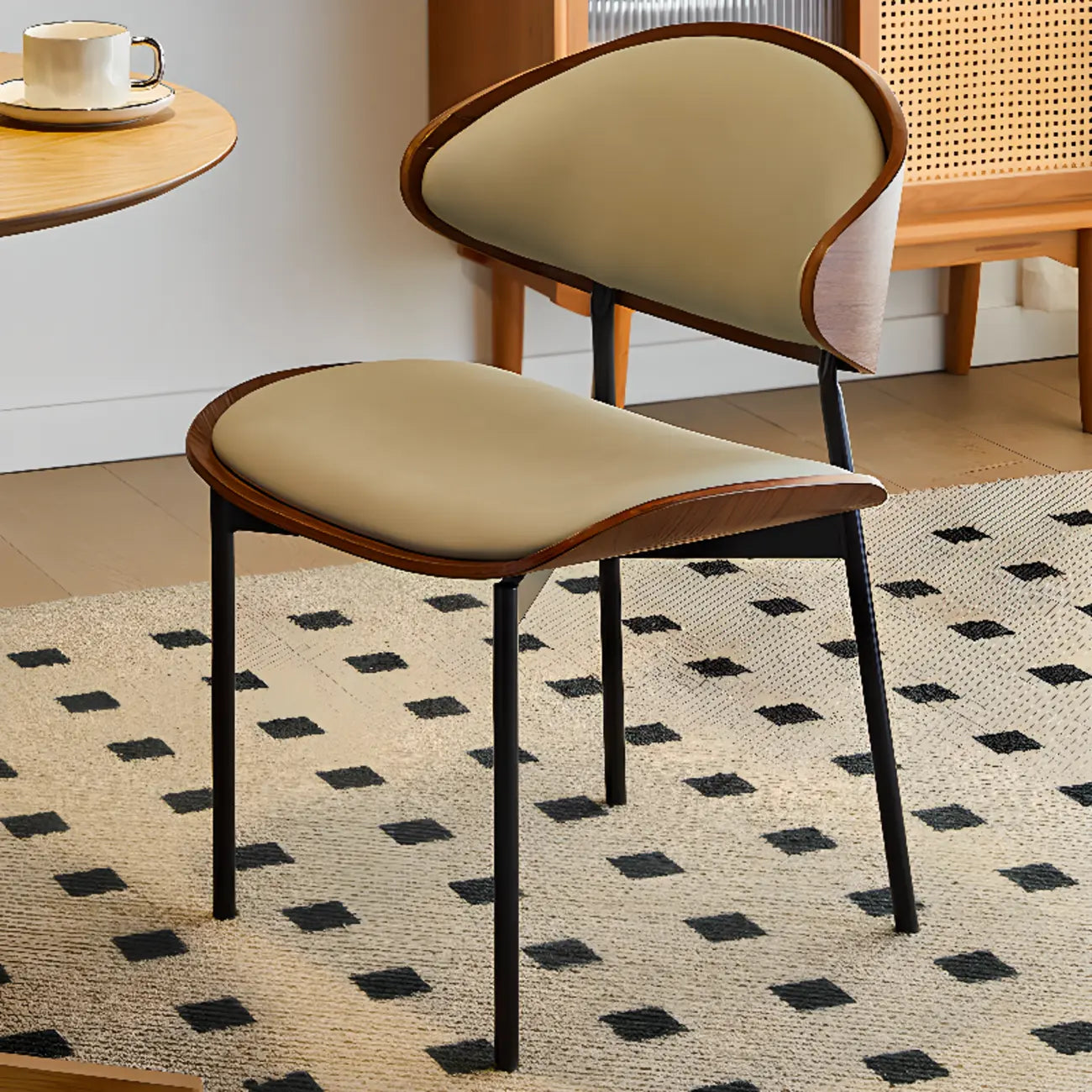 Chaise de salle à manger à dossier incurvé en cuir noir