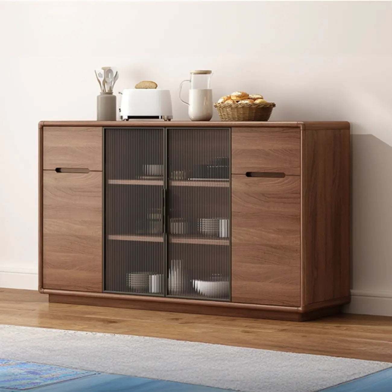 Buffet en bois moderne avec de spacieux placards de rangement