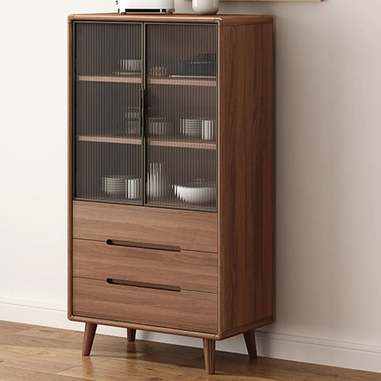 Buffet en bois moderne avec de spacieux placards de rangement