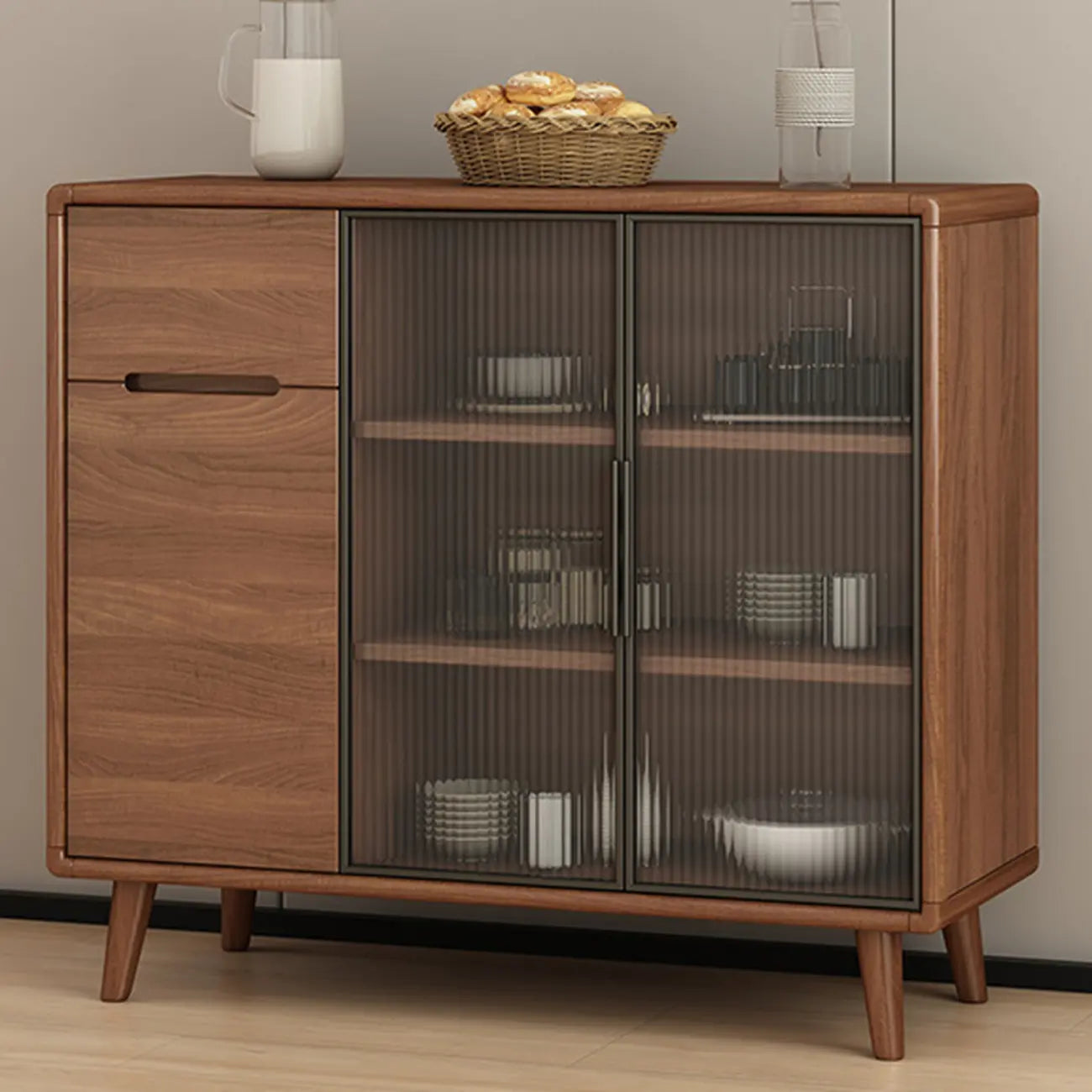 Buffet en bois moderne avec de spacieux placards de rangement